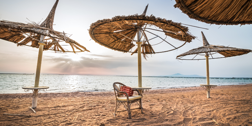 Tyhjä hiekkaranta matalasesongin aikaan