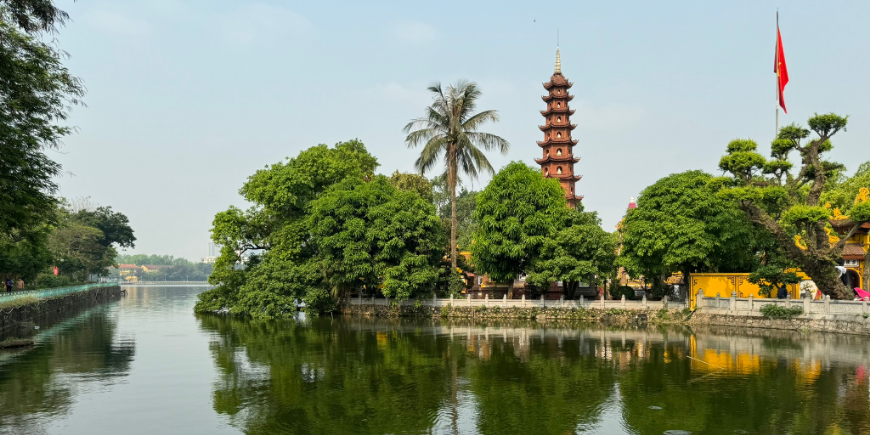 Tyyni vesi kaupungissa