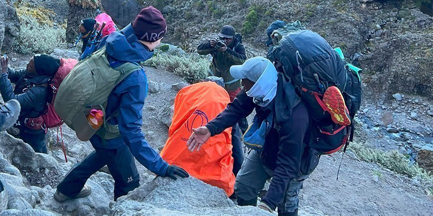 Opas auttaa kiipeilijää