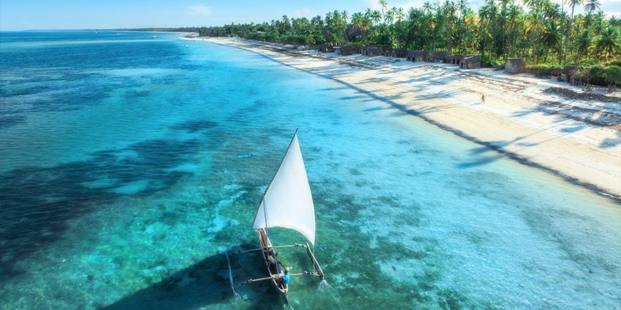 Perinteinen vene rannan edustalla Sansibarissa, Tansaniassa