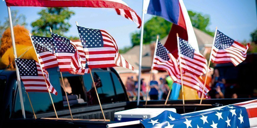 Paljon Amerikan lippuja autossa itsenäisyyspäivänä Yhdysvalloissa