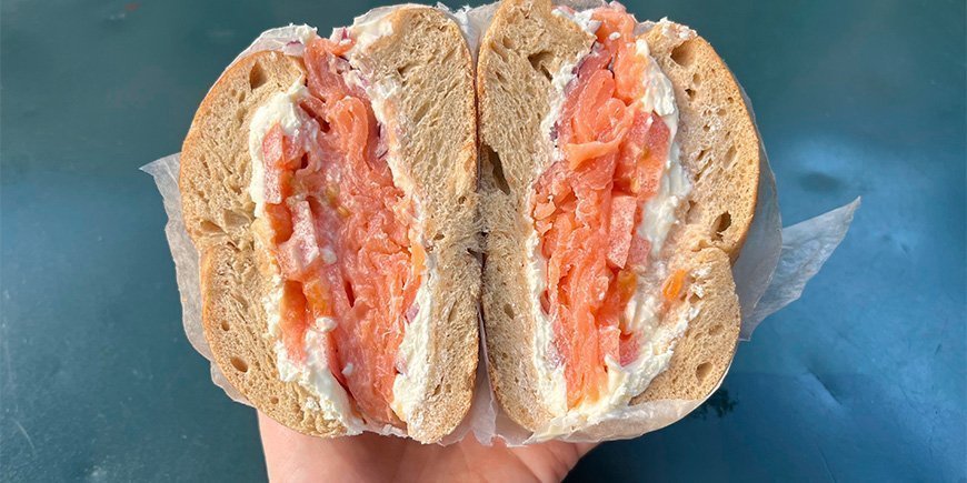 Bagel tuorejuustolla ja lohella New Yorkissa