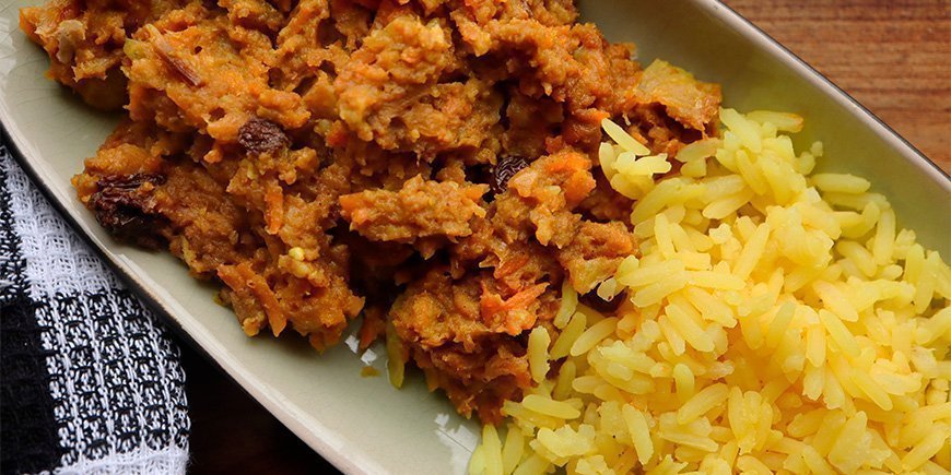 Eteläafrikkalainen ruokalaji, Bobotie, tarjoillaan keltaisen riisin kanssa.