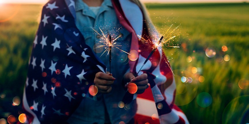 Nainen, jonka ympärille on kiedottu Amerikan lippu