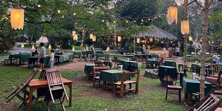 Kiva alue, jossa söimme illallista lyhtyjen alla