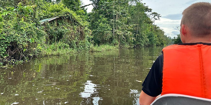 Mikkel katselee keskittyneesti sademetsään