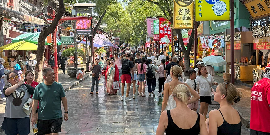 Cluasin tyttäret kävelevät kadulla Kiinassa.