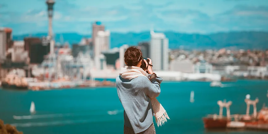 Vrouw fotografeert in Auckland