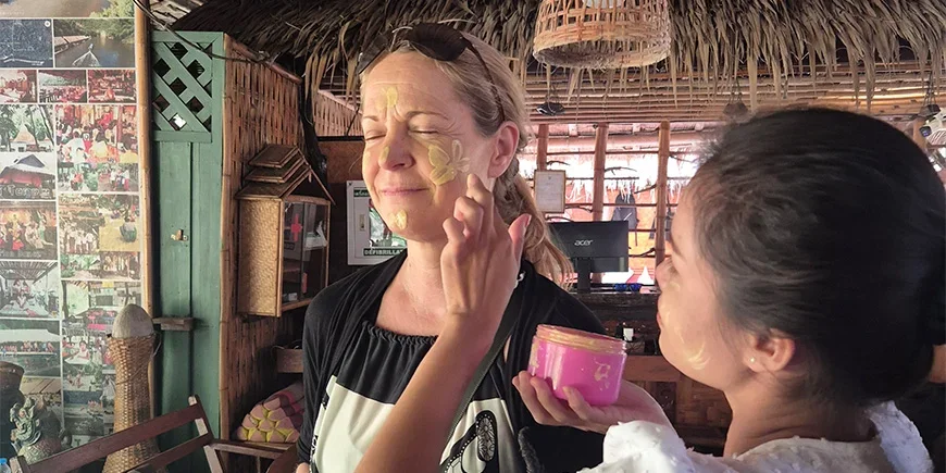 Paikalliset maalaavat Brittalle kasvoihin