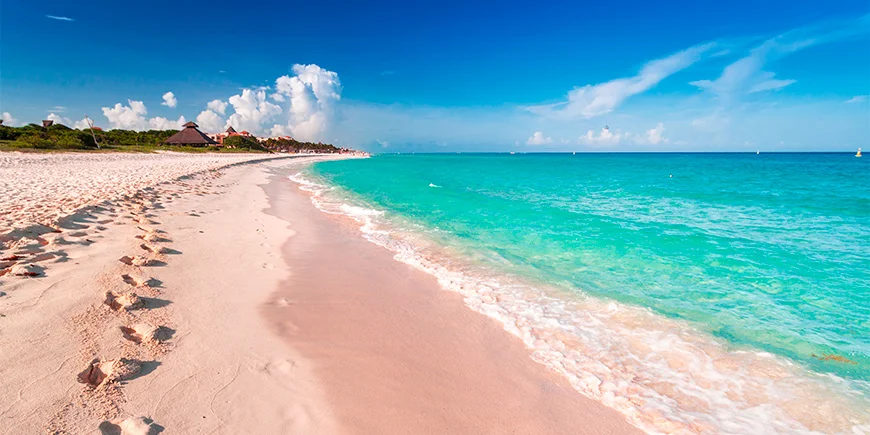 Jalanjäljet hiekalla Playa del Carmenissa