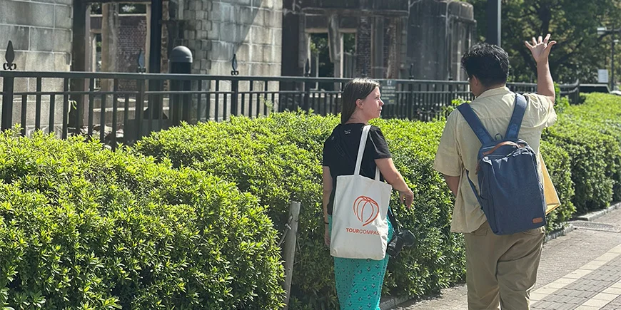 Opas kertoo Hiroshiman pommituksesta Japanissa