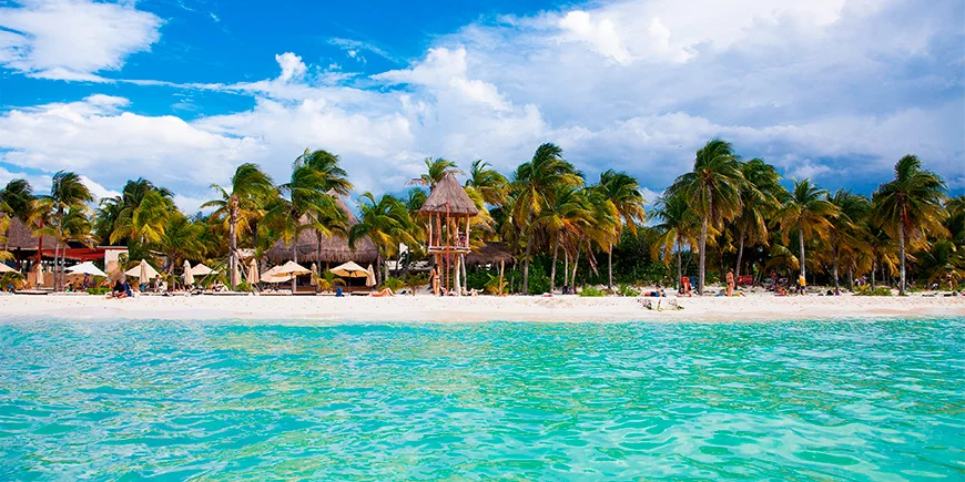 Playa Norte Isla Mujeresilla meren puolelta nähtynä