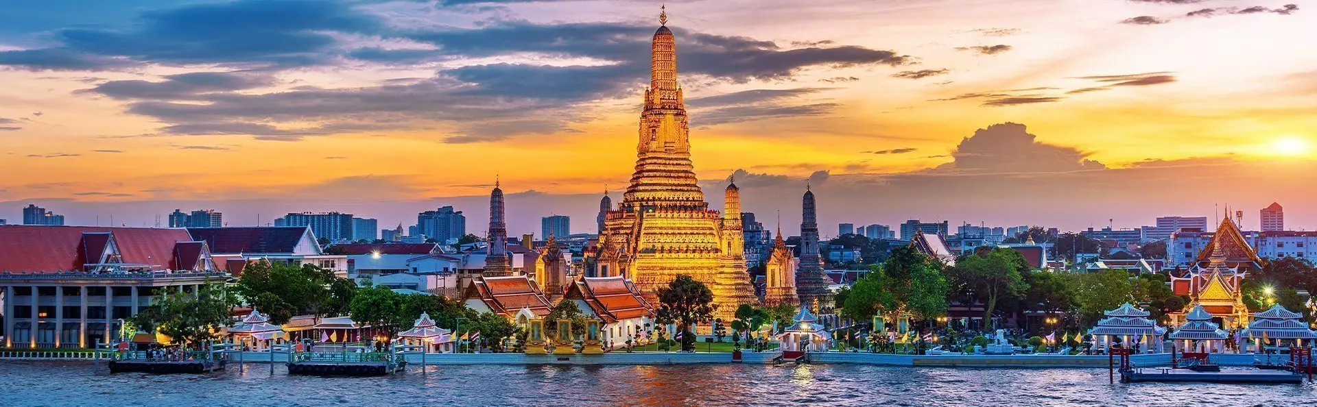 Wat Arun -temppeli auringonlaskun aikaan Bangkokissa, Thaimaa