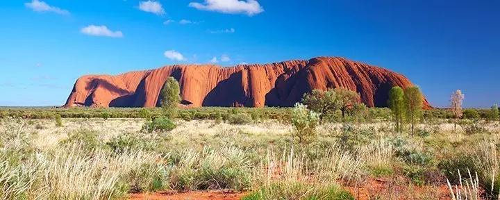 Näkymä Ulurulle (Ayers Rock) ja sininen taivas