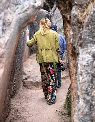 Nainen tutkimassa Cuscoa Perussa