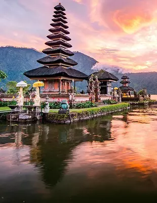 Auringonnousu Ulun Danu Beratan -temppelillä Balilla, Indonesia