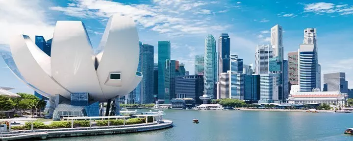 Singaporen horisontti aurinkoisena päivänä