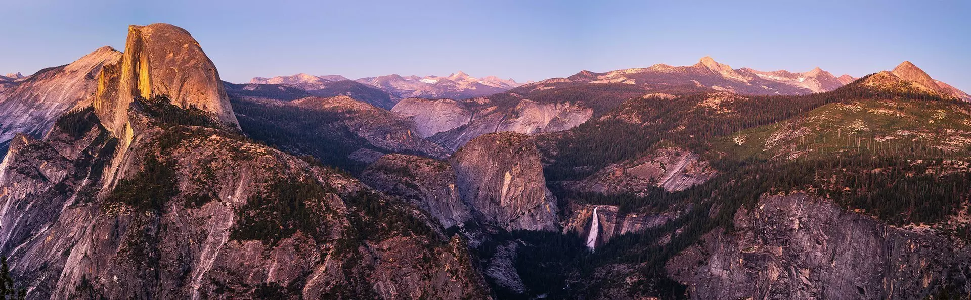 Panoraamanäkymä Yosemiten kansallispuistosta