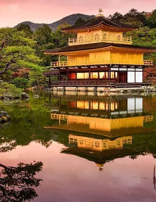 Kultainen paviljonki Kinkaku-ji Kiotossa, Japanissa