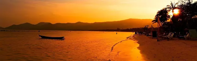 Auringonlasku Chawengin rannalla Koh Samuilla