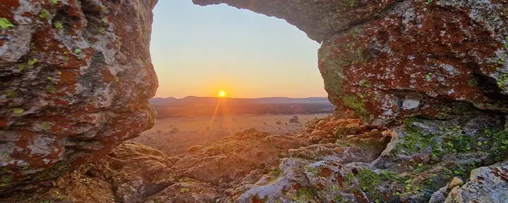 Auringonlasku Isalon kansallispuistossa Madagaskarissa
