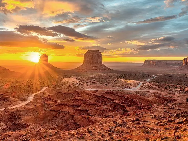 Auringonnousu Monument Valley'ssä Arizonassa, Yhdysvalloissa
